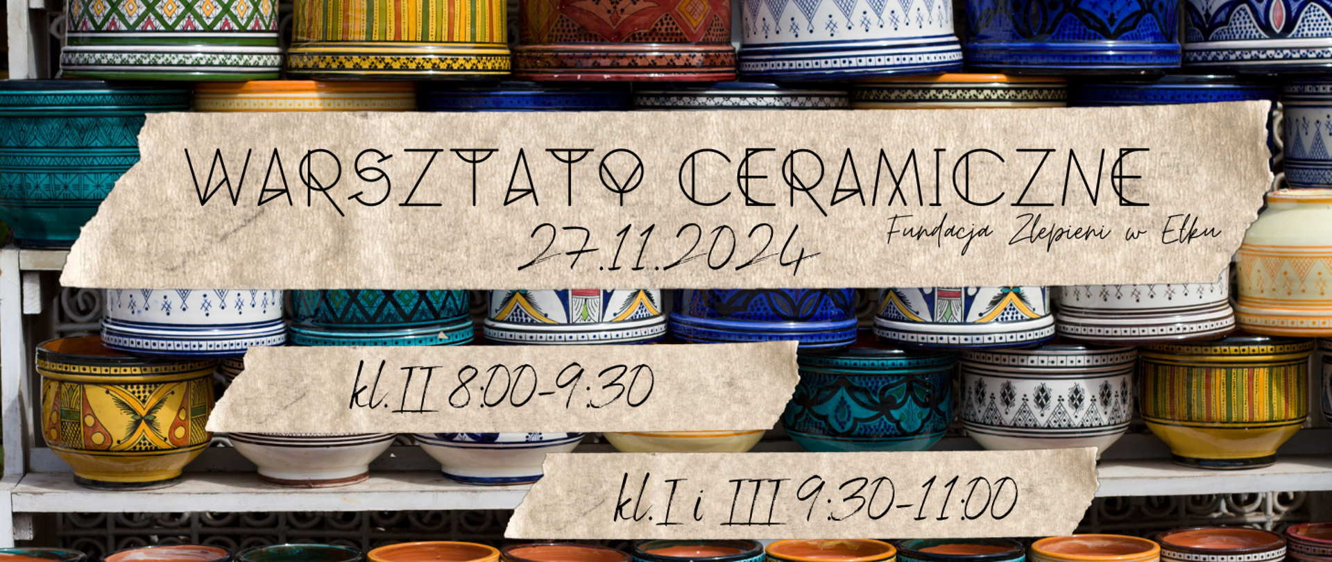 Na tle kolorowych naczyń ceramicznych ułożonych warstwami informacja: Warsztaty ceramiczne dla klas I-III 27.11.2024r. godz. 9.00-11.00