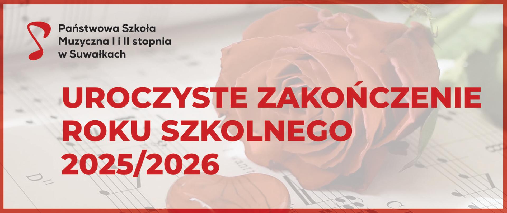 Grafika informująca o uroczystym zakończeniu roku szkolnego 2025/2026 w Państwowej Szkole Muzycznej I i II stopnia w Suwałkach. W tle widoczny jest rozmyty zapis nutowy oraz duża, czerwona róża. Po lewej stronie znajduje się czerwone logo szkoły przypominające stylizowany klucz wiolinowy.