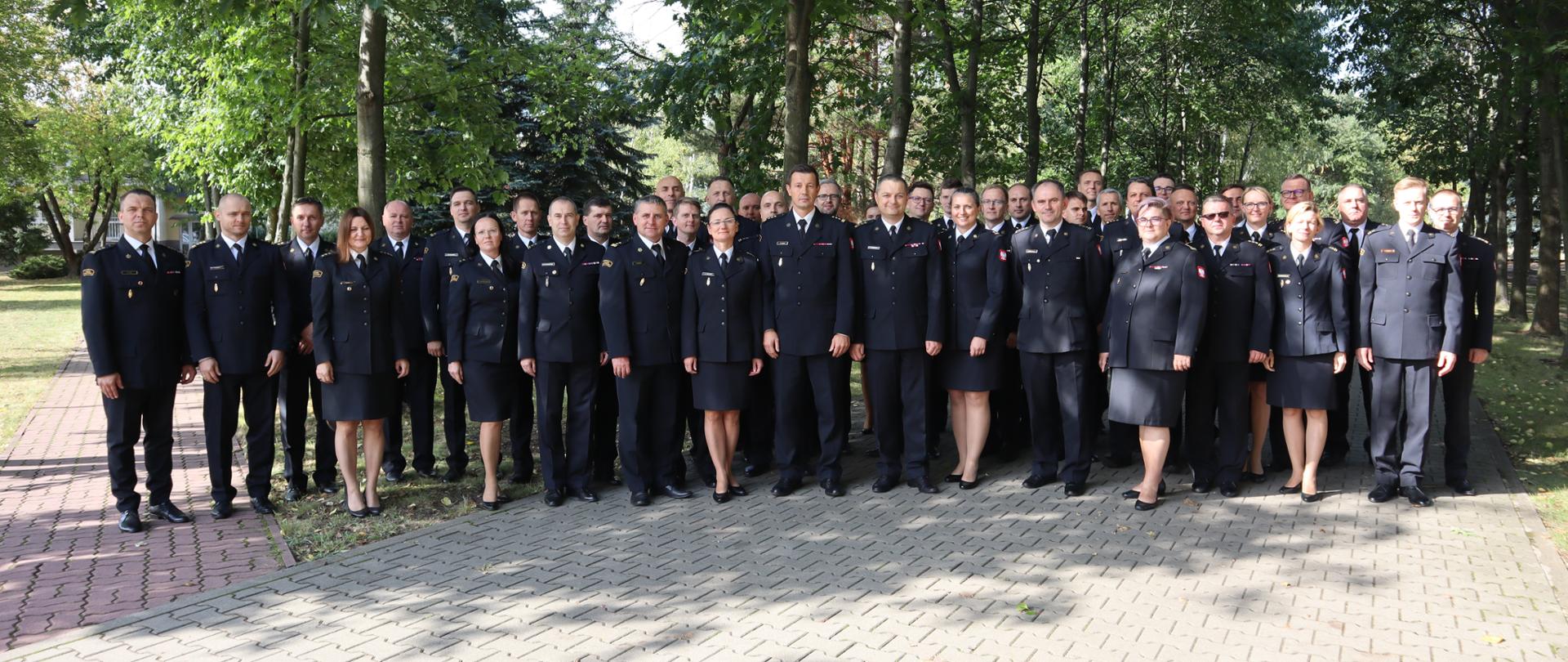 Zdjęcie zbiorowe na tle drzew.