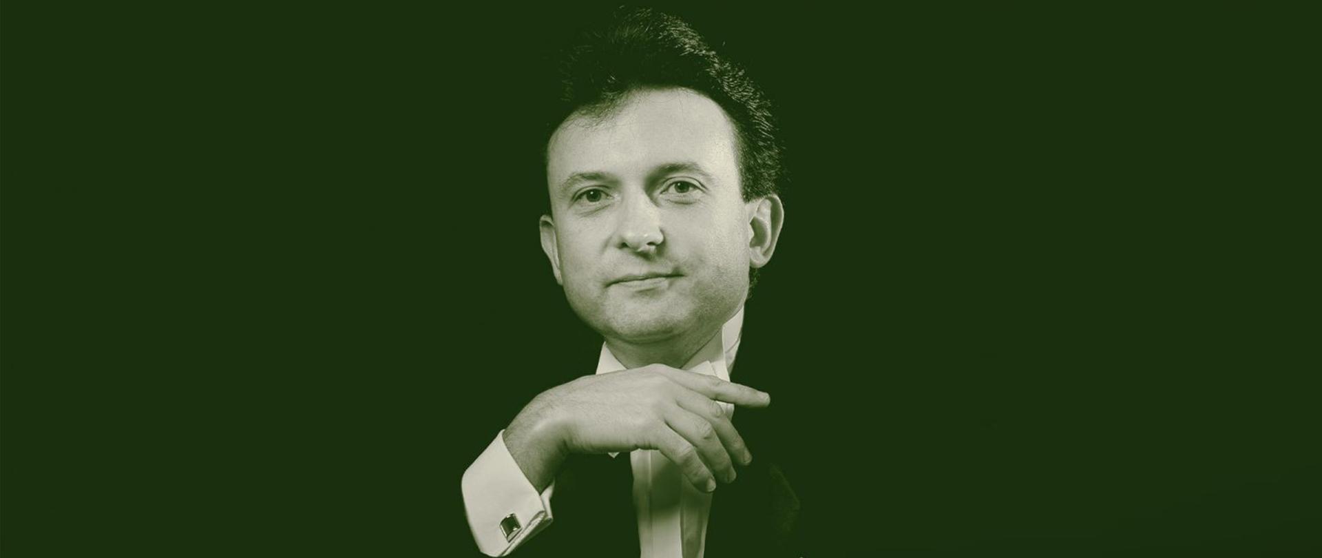 Zdjęcie przedstawia pianistę Rafała Łuszczewskiego