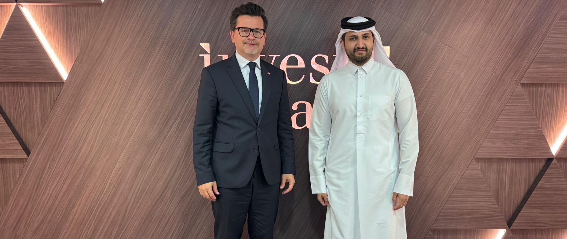 Zdjęcie przedstawia ambasadora RP w Państwie Katar oraz CEO Invest Qatar 
