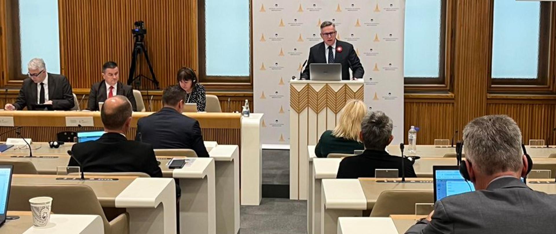 Ambasador Krzysztof Olendzki podczas prezentacji raportu "Sektor ICT w krajach Inicjatywy Trójmorza" w Radzie Państwowej Słowenii 