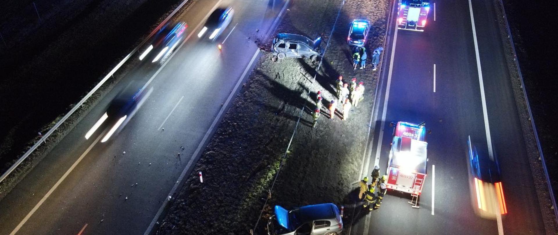 Widoczne miejsce zdarzenia oraz służby działające służby.