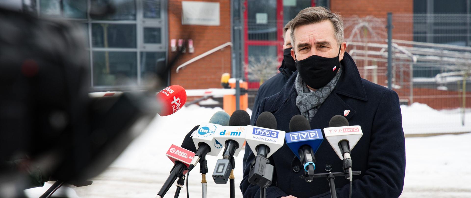 Wiceminister Zbigniew Gryglas podczas briefingu prasowego w Radomiu