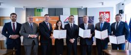 Minister infrastruktury Dariusz Klimczak w gronie osób delegowanych na podpisanie umowy