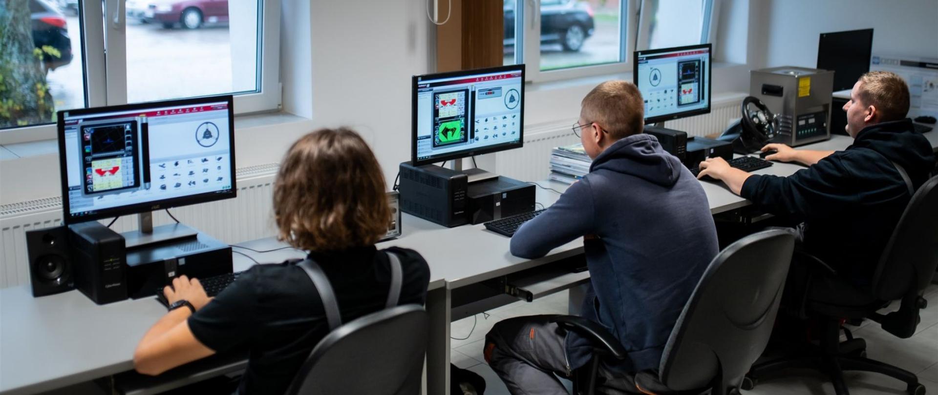 Uczniowie pracujący przy komputerach