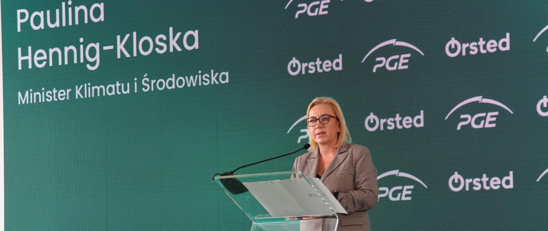 Ministra klimatu i środowiska Paulina Hennig-Kloska podczas uroczystości rozpoczęcia budowy na morzu farmy wiatrowej Baltica 2