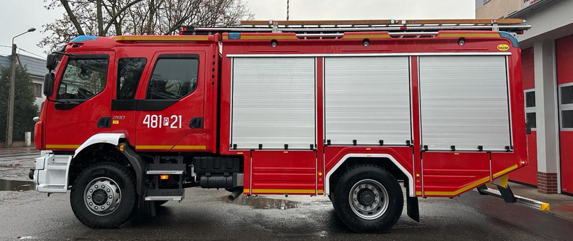 NOWY SAMOCHÓD RATOWNICZO-GAŚNICZY W KOŚCIAŃSKIEJ KOMENDZIE. Na zdjęciu nowy samochód ratowniczo-gaśniczy dla kościańskiej komendy, pojazd stoi przed budynkiem komendy.