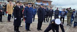 Funkcjonariusze Ministerstwa Spraw Wewnętrznych i Administracji stoją, żołnierz Marynarki Wojennej RP składa wieniec.