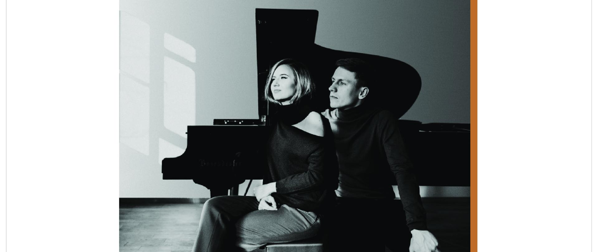 W centrum plakatu, czarno-białe zdjęcie przedstawiające pianistkę i pianistę siedzących na szerokim stołku do fortepianu w luźnej pozie, spoglądających w lewo. Za nimi, widać fortepian z otwartą klapą. u góry, po lewej stronie napis: "ALEAMI PIANO DUO" w kolorze pomarańczowym w kwadratowej obwódce również w kolorze pomarańczowym. Poza tym na plakacie znajdują się informacje tekstowe, czcionką w kolorze pomarańczowo-brązowym. U góry plakatu napis: " 9 Ogólnopolski Konkurs Duetów Fortepianowych "Grajmy Razem" a obok napis: "Koncert Inauguracyjny". Poniżej zdjęcia informacje o koncercie o treści: "21.03.2024, 17.00", a obok informacja: "Sala Koncertowa PSM I i II stopnia im. K. Szymanowskiego w Zamościu". U dołu plakatu obszar podzielony na cztery obszary. Pierwszy od lewej o tytule: "Patronat" a w nim napis "Prezydent Miasta Zamość" oraz logo. Drugi obszar o tytule: "Patronat Medialny" a w nim logo patronów: TVP3 Lublin, Kronika Tygodnia, Katolickie Radio Zamość. Trzeci obszar o tytule" "Organizatorzy" a w nim logo CEA i PSM I i II st. w Zamościu. Czwarty obszar o tytule: "Nasi Partnerzy" a w nim logo "Fazioli", Silesia Music Center i Attyla s.j.