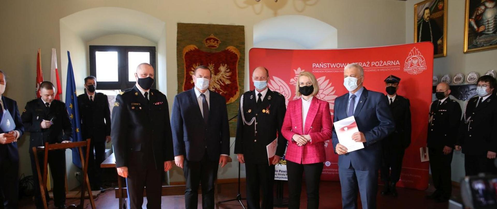 Na zdjęciu widzimy Parlamentarzystów wraz z Wielkopolskim Komendantem Wojewódzkim podczas przekazania promesy na zakup pojazdu pożarniczego. 