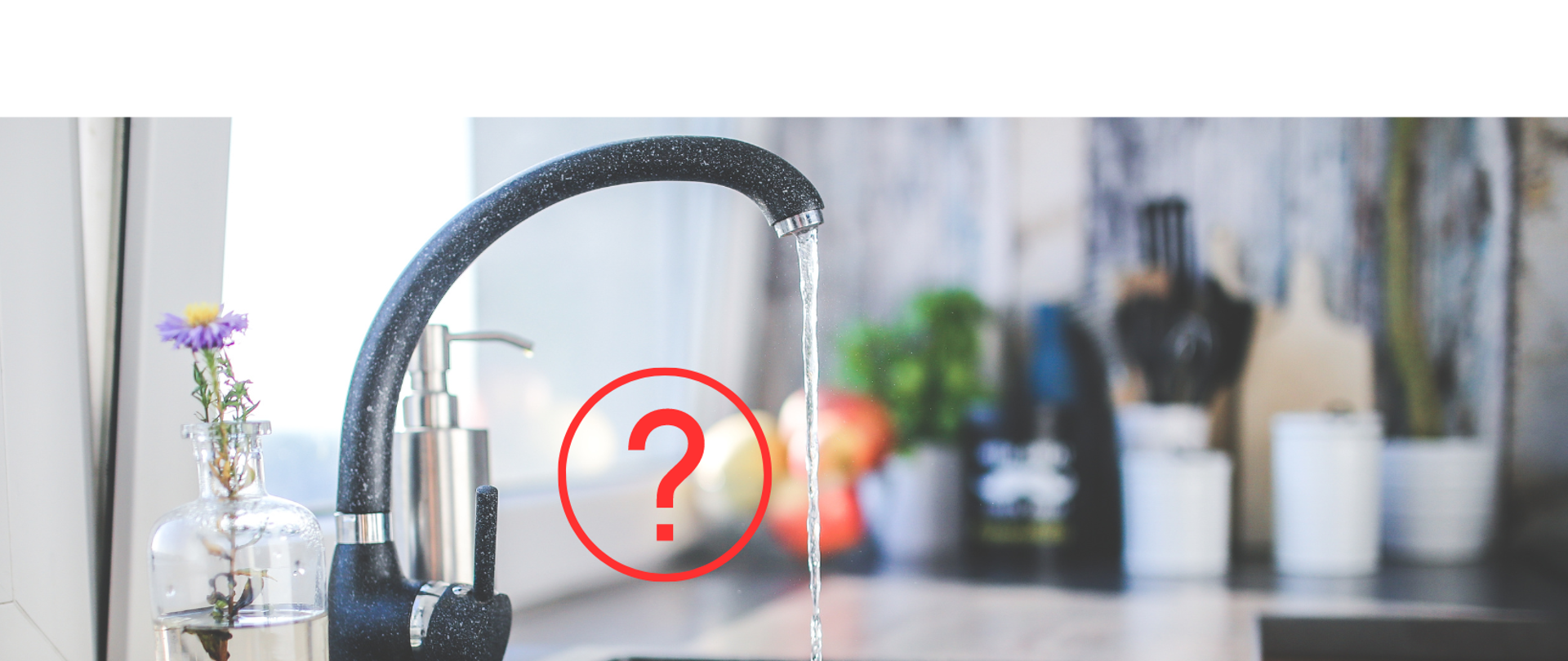 Zdjęcie przedstawia czarny zlew oraz kran w kuchni z którego leci woda. Na środku w czerwonym kółku jest czerwony znak zapytania. Na dole w prawym rogu widać logo Inspekcji Sanitarnej i napis PSSE Ostrów Mazowiecka.