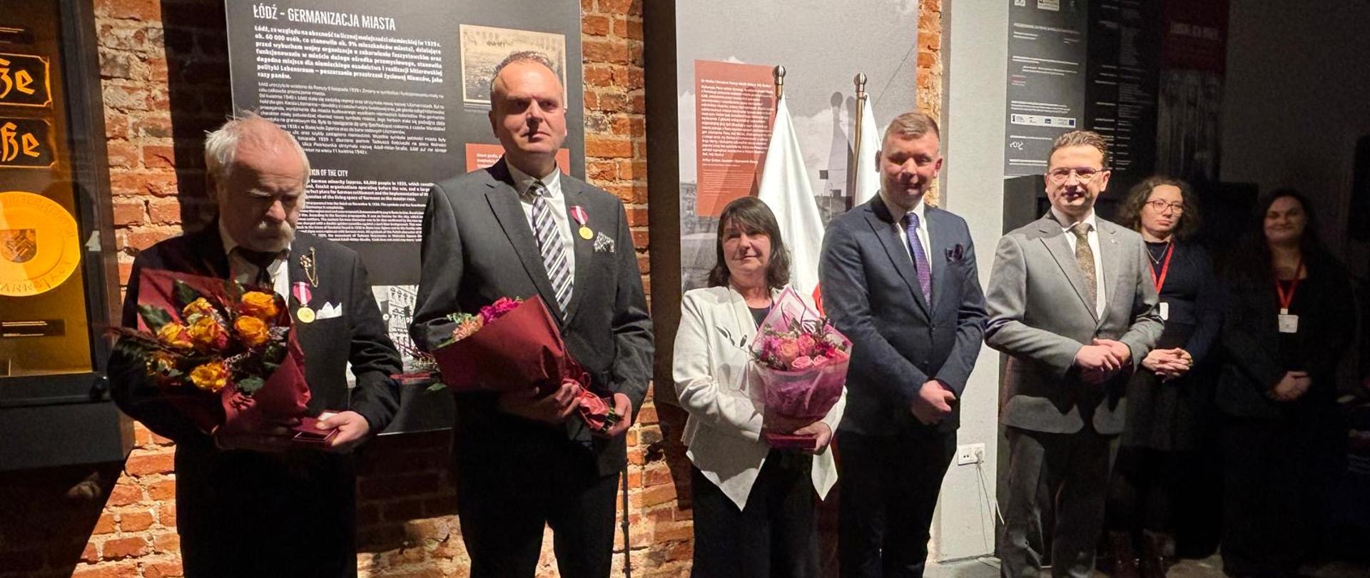 Wicewojewoda Grzegorz Majewski wspólnie z odznaczonymi 