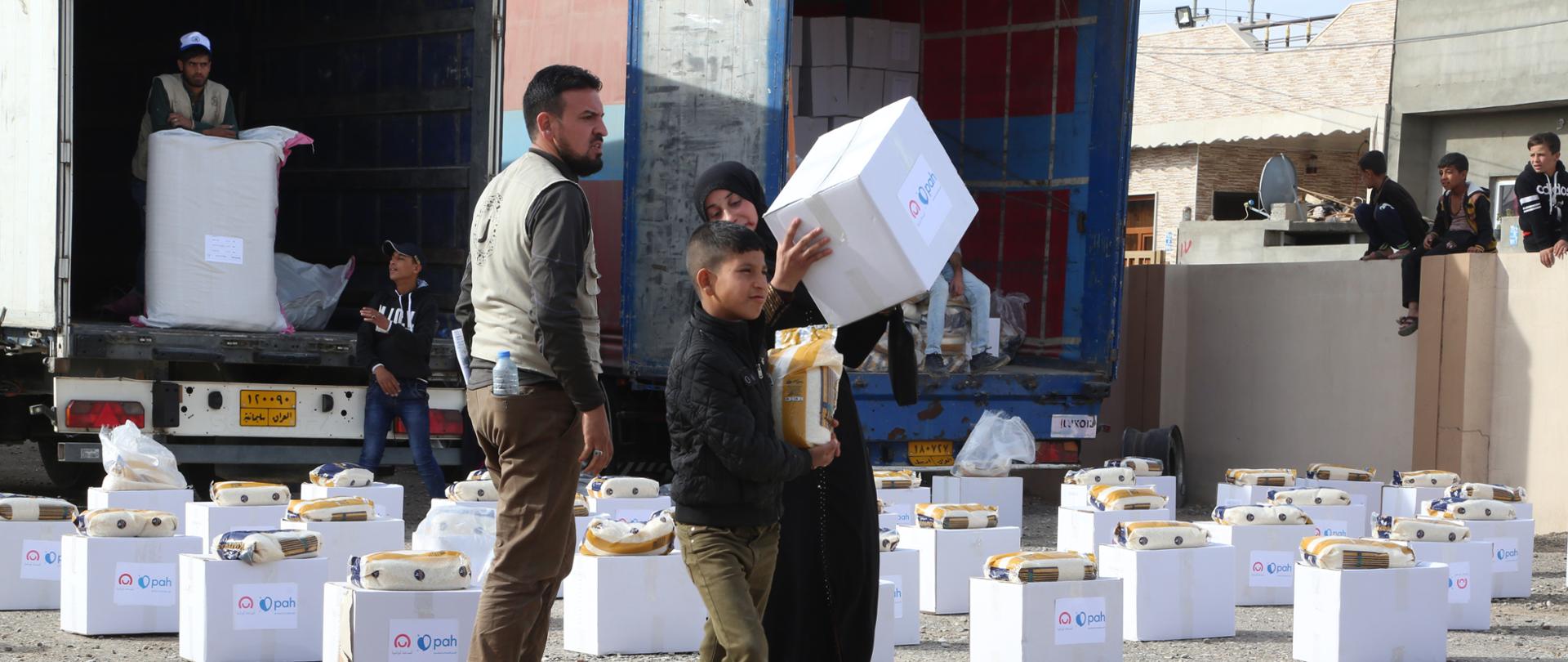 Uchodźcy otrzymują pomoc humanitarną 