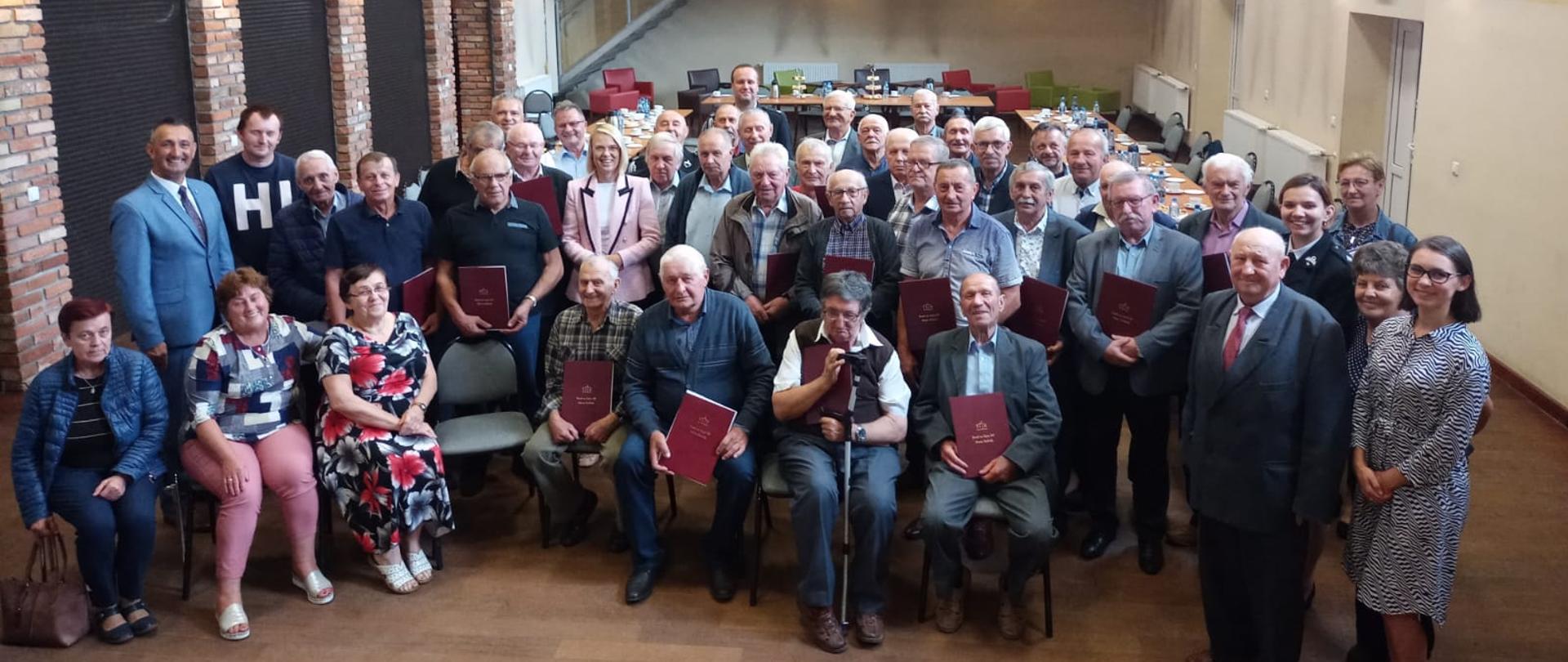 Zdjęcie grupowe, przedstawia wszystkich uczestników uroczystości.