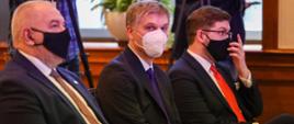 Minister rozwoju i technologii Piotr Nowak podczas uroczystości podpisania umowa między KGHM Polska Miedź i amerykańską firmą NuScale Power w sprawie budowy małych reaktorów modularnych, po lewej stronie siedzi wicepremier i minister aktywów państwowych Jacek Sasin
, po lewej stronie siedzi wicepremier i minister aktywów państwowych Jacek Sasin
