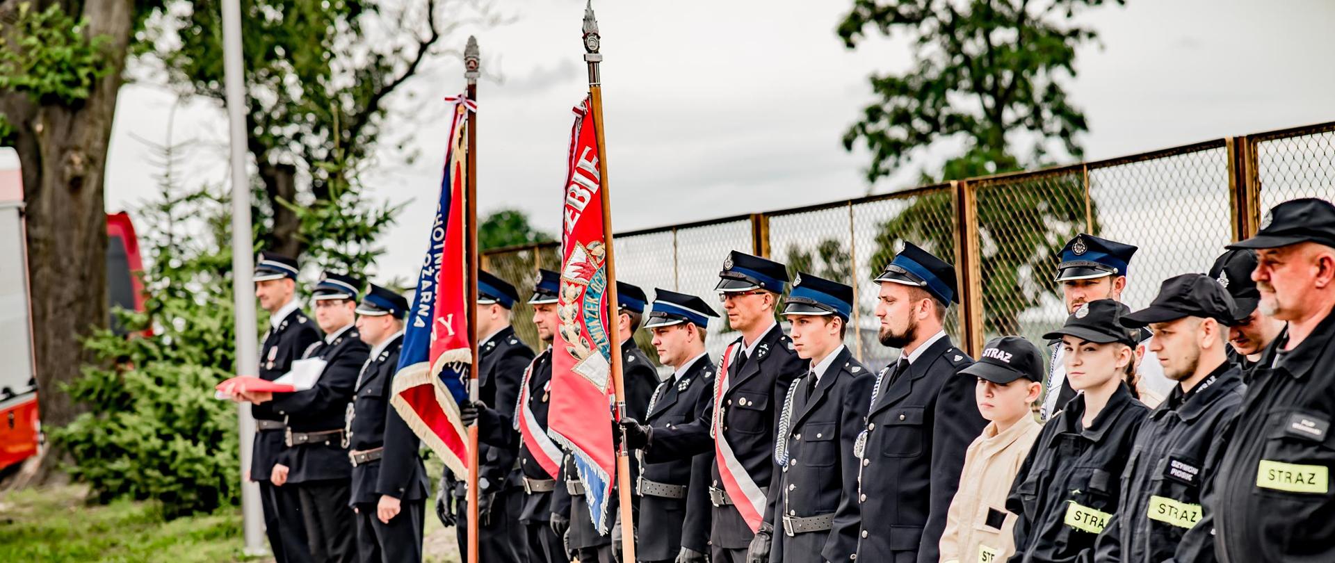 Druhny i druhowie podczas przekazania pojazdu.