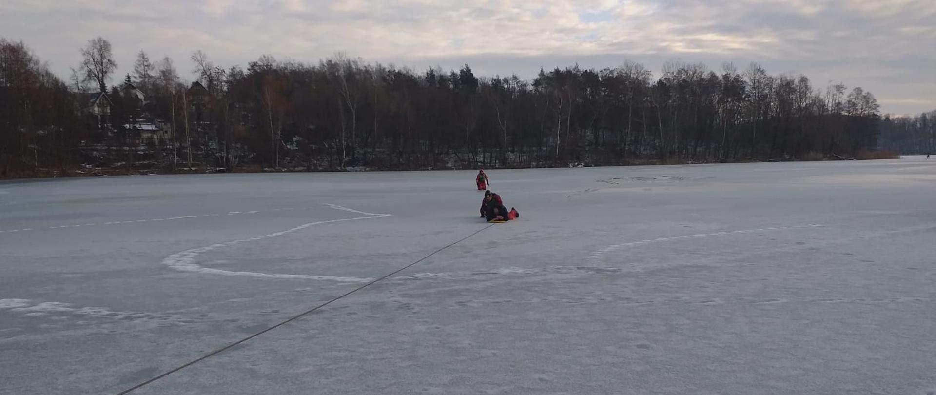 Akcje ratunkowe na zamarzniętej rzece i jeziorze