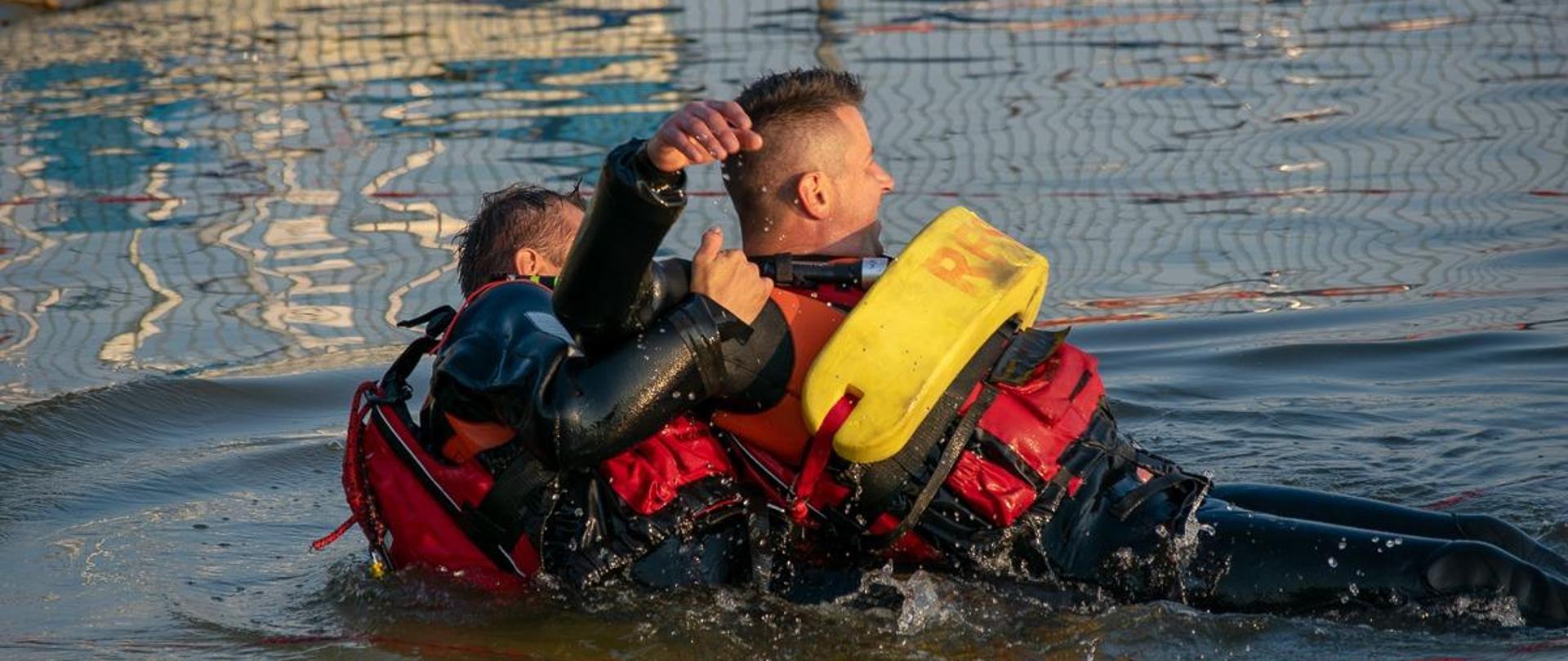 Podejmowanie osoby tonącej z wody