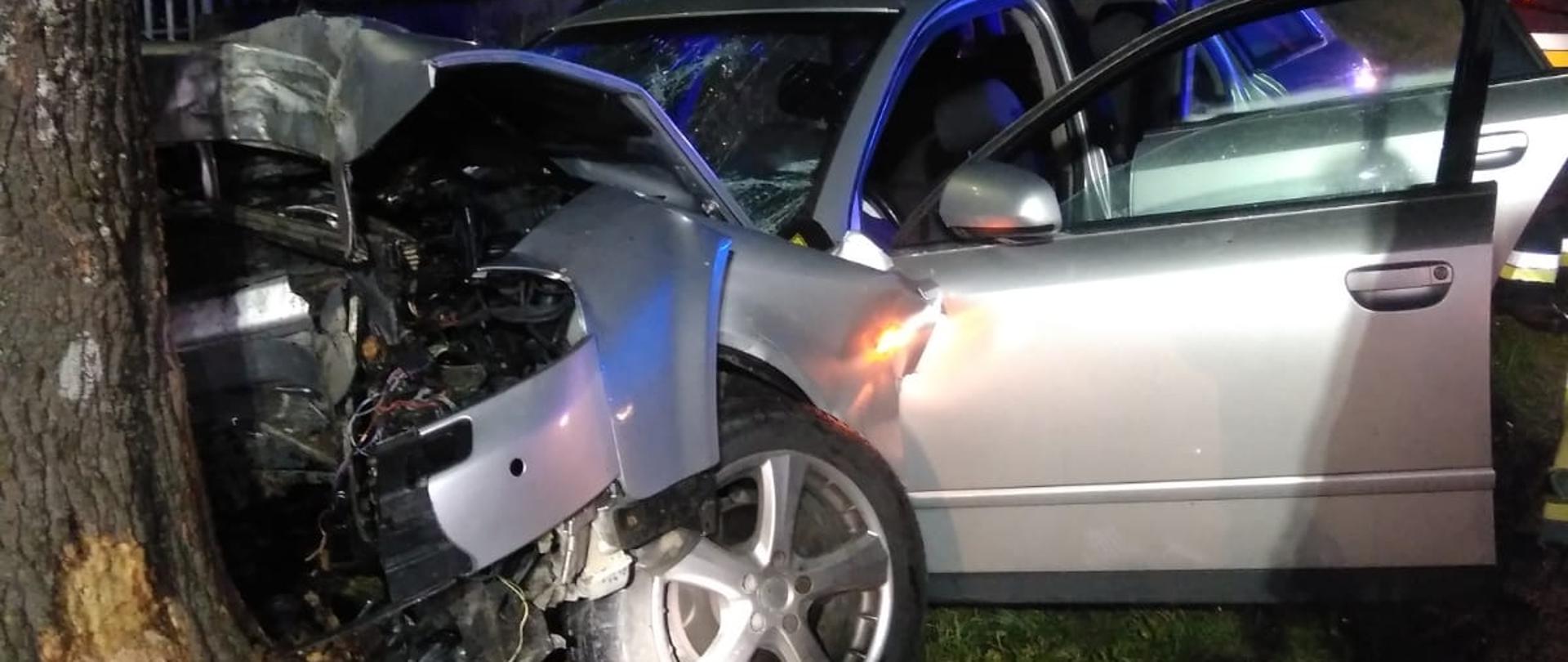 Wypadek Leśniewo. Samochód koloru srebrnego na prostym odcinku uderzył w drzewo.