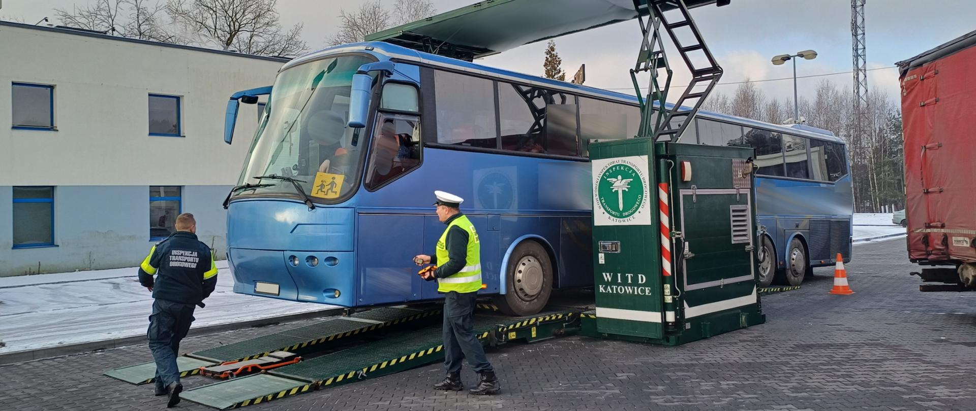 autobus podczas badania z użyciem Mobilnej Stacji Diagnostycznej