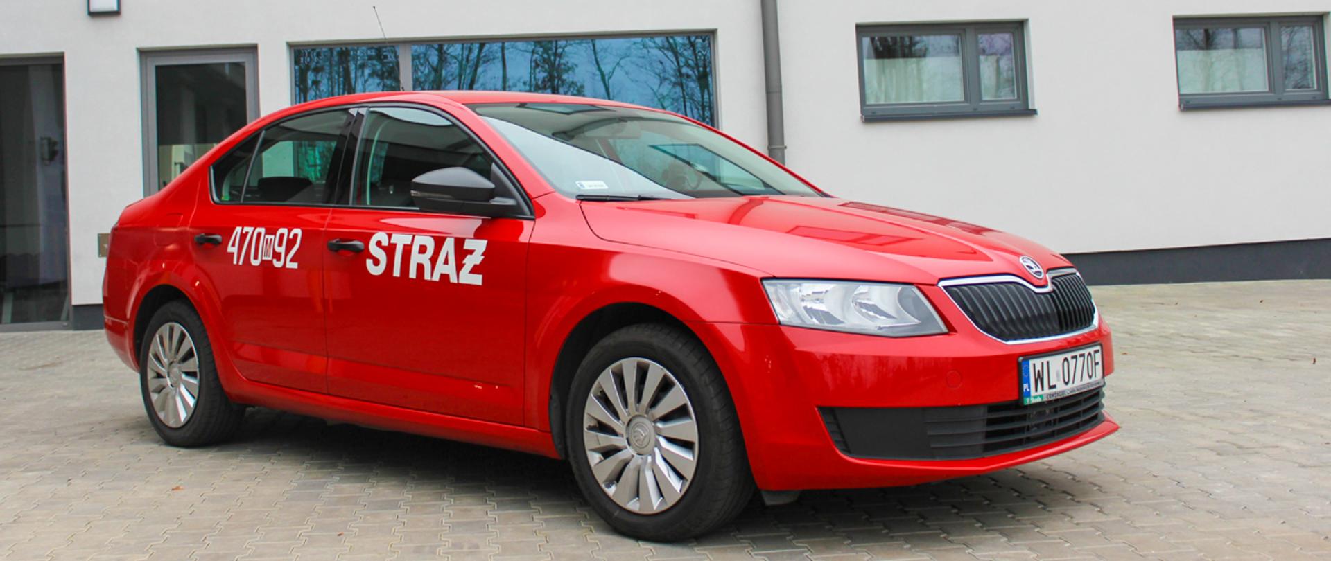Samochód operacyjny Skoda Octavia III - KP PSP w Legionowie. Kolor czerwony na boku biały napis straż oraz numer operacyjny 470 M 92