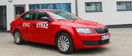 Samochód operacyjny Skoda Octavia III - KP PSP w Legionowie. Kolor czerwony na boku biały napis straż oraz numer operacyjny 470 M 92