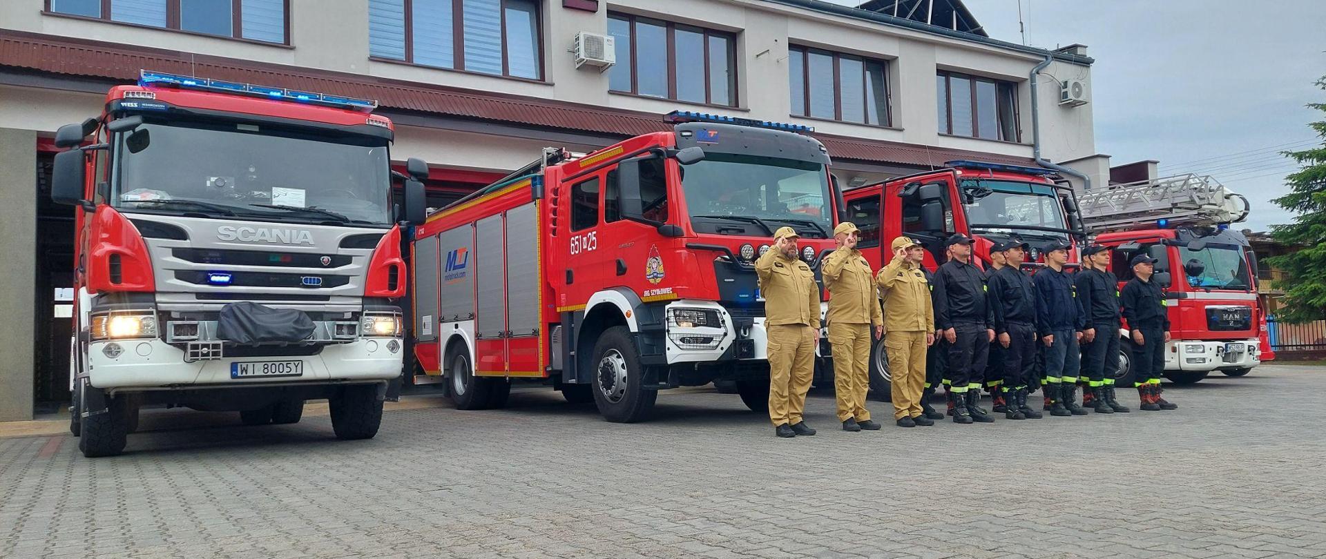 Strażacy oddający hołd zmarłemu Żołnierzowi