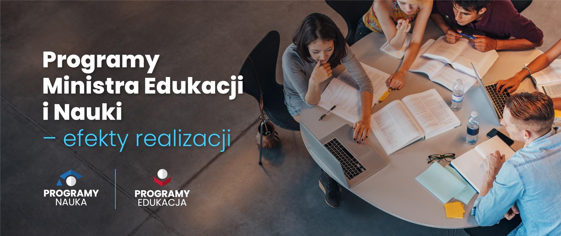 Grafika - widok z góry na okrągły stolik, przy którym siedzi kilkoro młodych ludzi nad otwartymi książkami, laptopami i zeszytami, obok napis Programy Ministra Edukacji i Nauki - efekty realizacji.