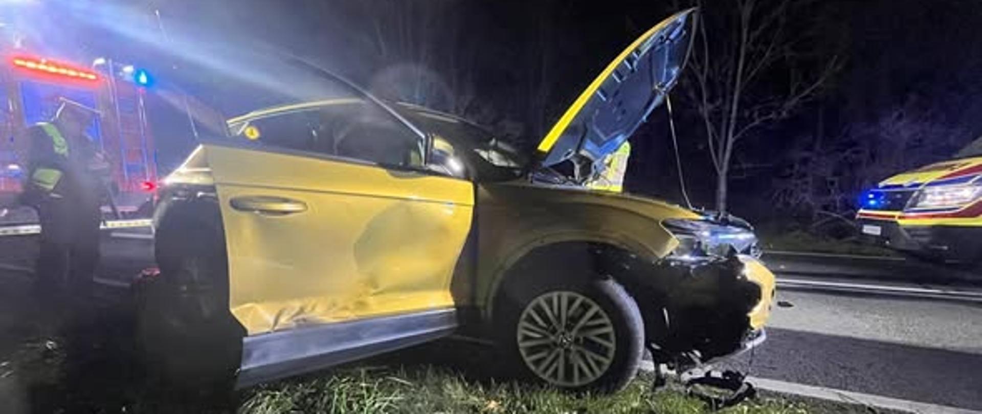 Rozbity samochód na drodze z podniesioną maską