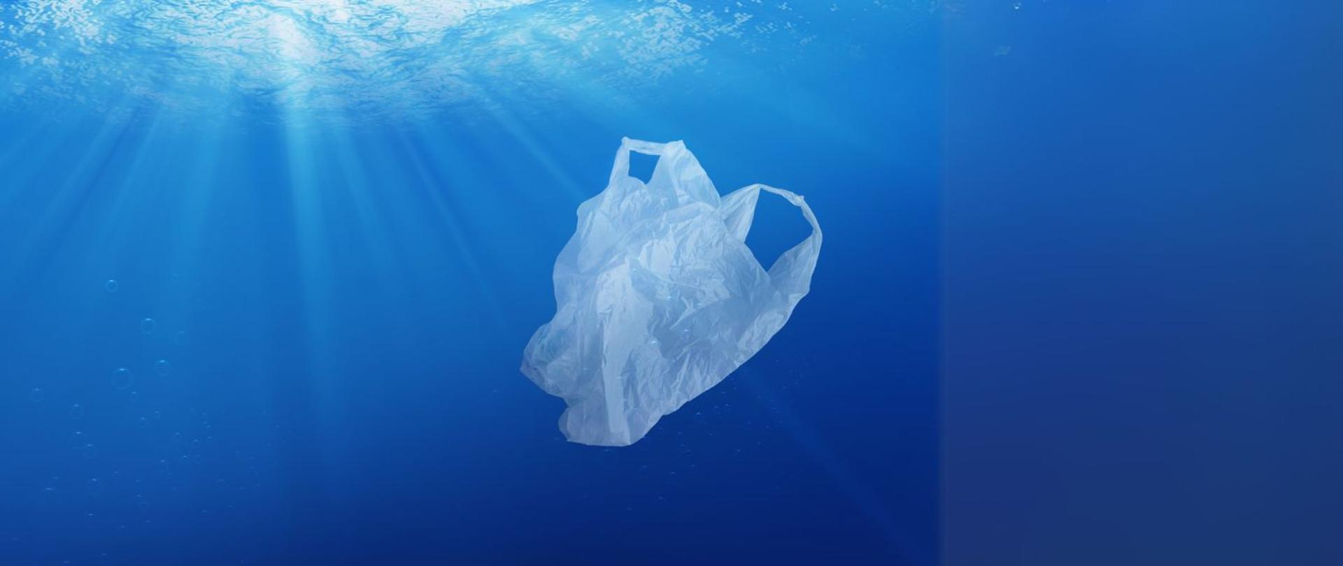 Plastikowa torba transparentna na tle błękitnej wody 