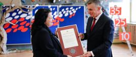 Wojewoda lubelski wręcza dyplom dyrektorce szkoły.