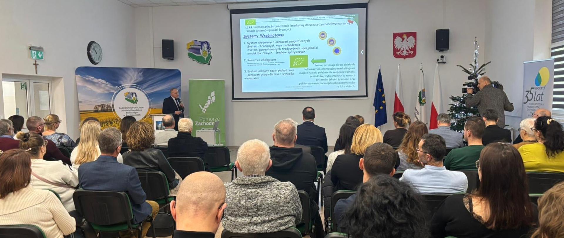 konferencja, sala pełna uczestników, w tle prezentacja