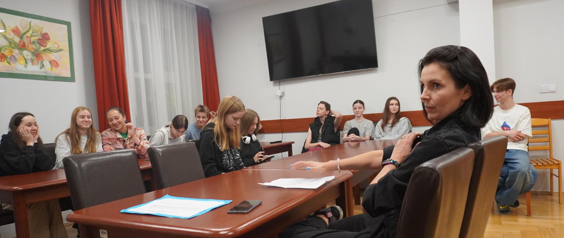 W świetlicy bursowej zabrała się grupa wychowanków. Zajęli miejsca przy stolikach. Oczekują na rozpoczęcie spotkania z panią dietetyk.