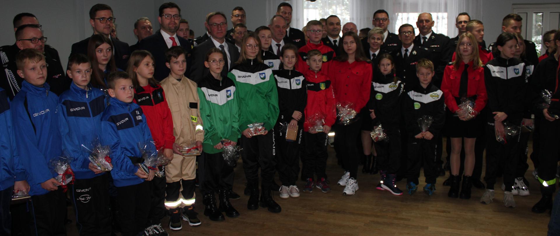 Zdjęcie grupowe po uroczystości. 