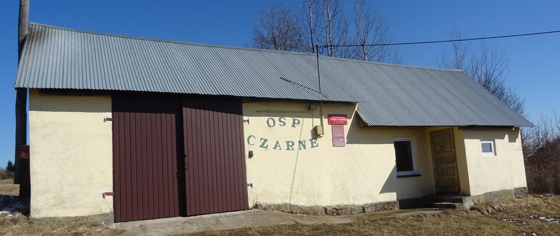 W tle widać budynek remizy z syreną na słupie