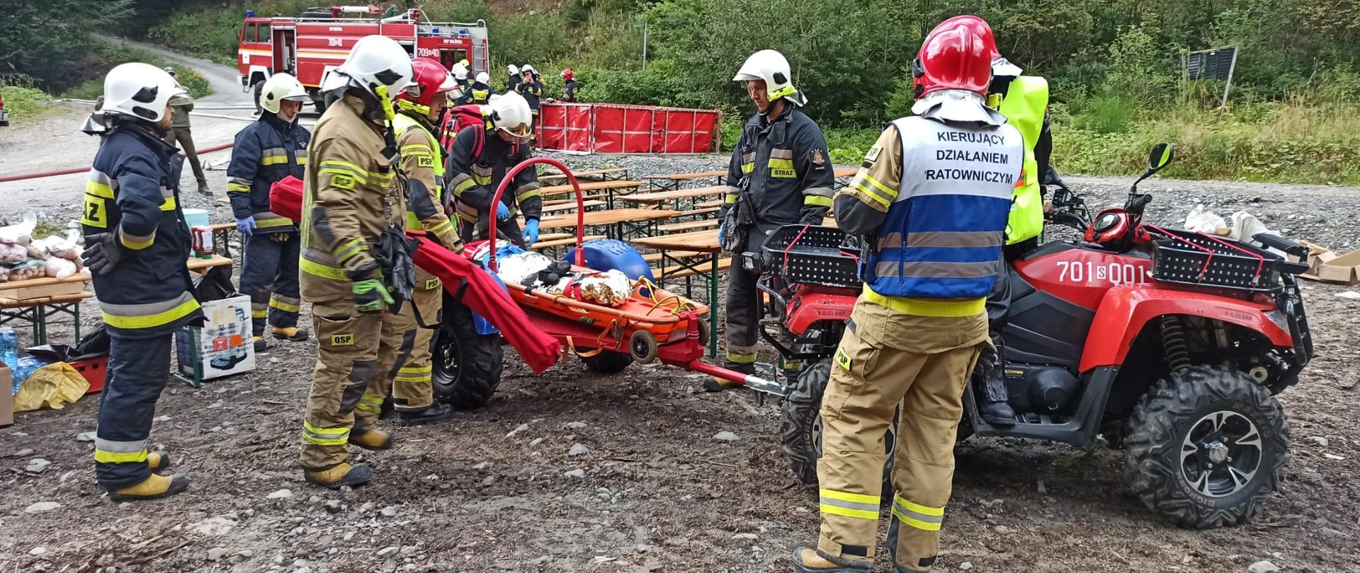 Transport poszkodowanego do karetki pogotowia - ćwiczenia.