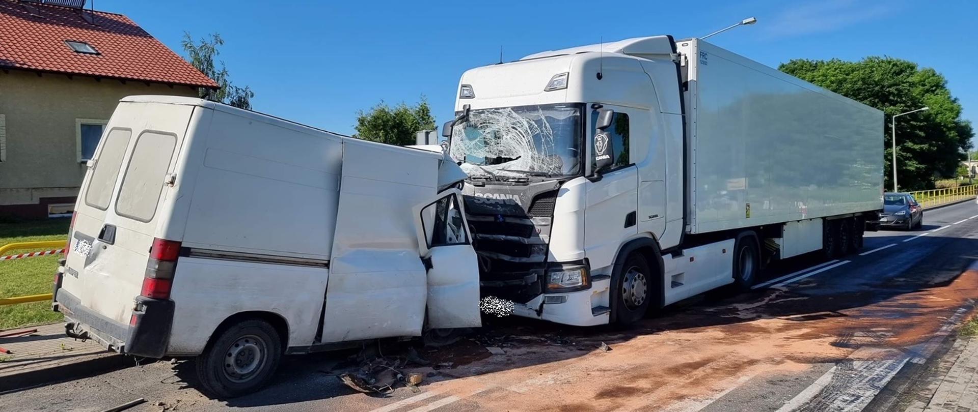 Wypadek samochodu dostawczego z ciężarowym w Mogilnie