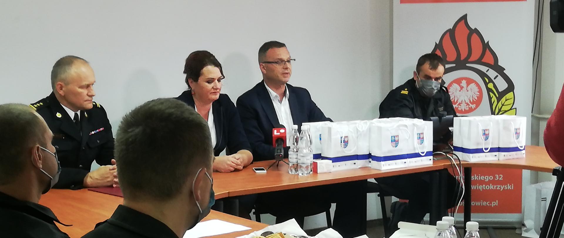 Strażacy z pulsoksymetrami