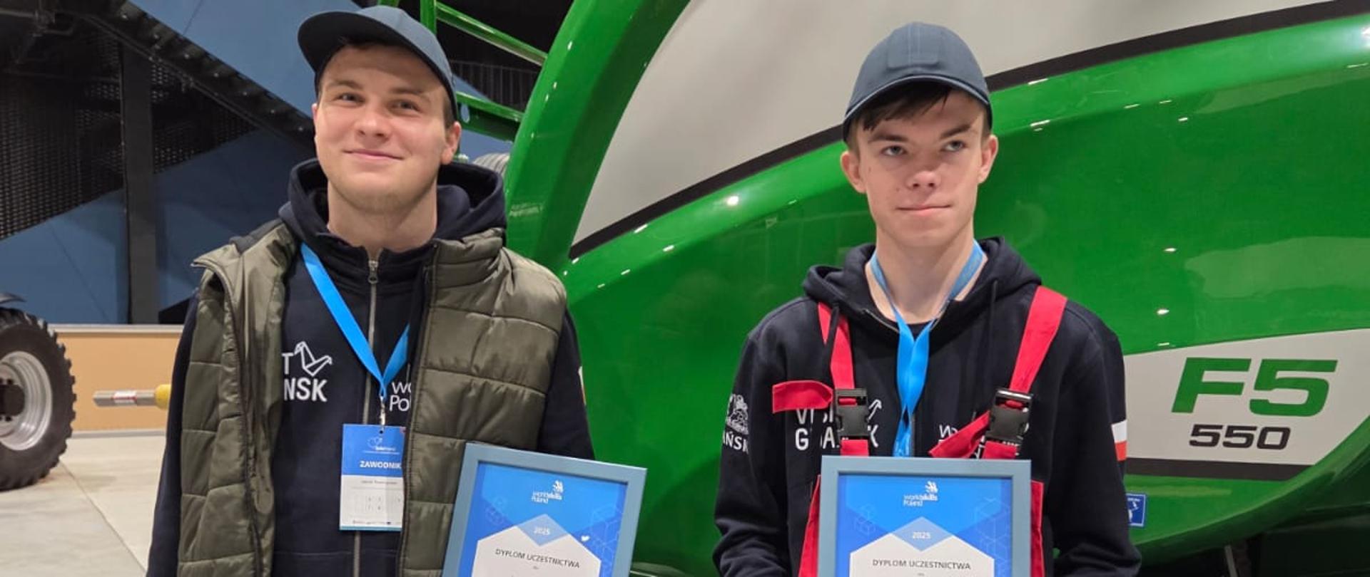 Uczestnicy konkursu w hali maszyn pozują z dyplomami i nagrodami