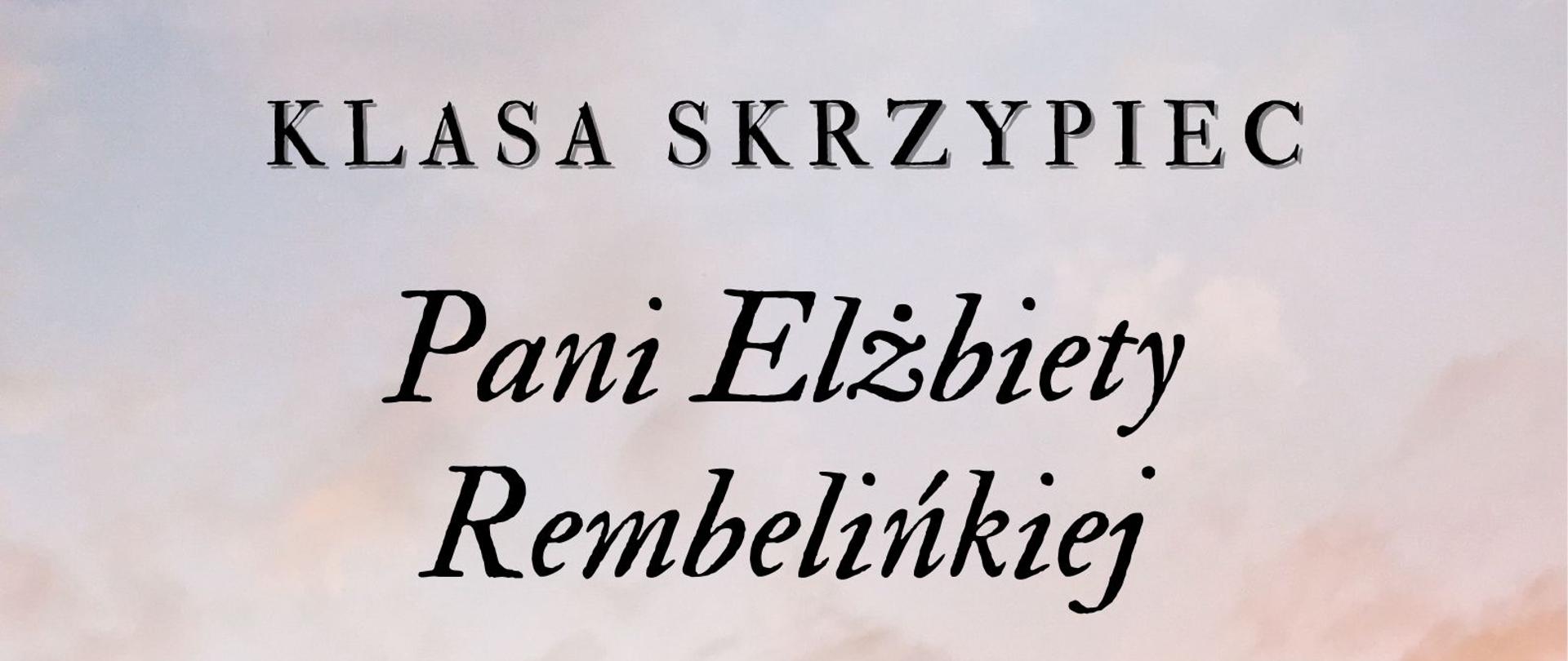 Plakat zapraszający na audycję muzyczną. Jego tło stanowi zdjęcie wschodu lub zachodu słońca nad polem pełnym białych kwiatów – przypominających margerytki lub kosmosy. Niebo ma ciepłe barwy: pastelowe odcienie różu, fioletu i złota. Całość tworzy spokojny, naturalny nastrój.
Na tle zdjęcia umieszczono tekst w eleganckiej, klasycznej czcionce:
Treść plakatu:
KLASA SKRZYPIEC
Pani Elżbiety Rembelińkiej
zaprasza na audycję
27 maja, godz. 17:30
Akompaniuje
Pani Urszula Magnuszewska
Sala koncertowa PSM I st. w Grajewie