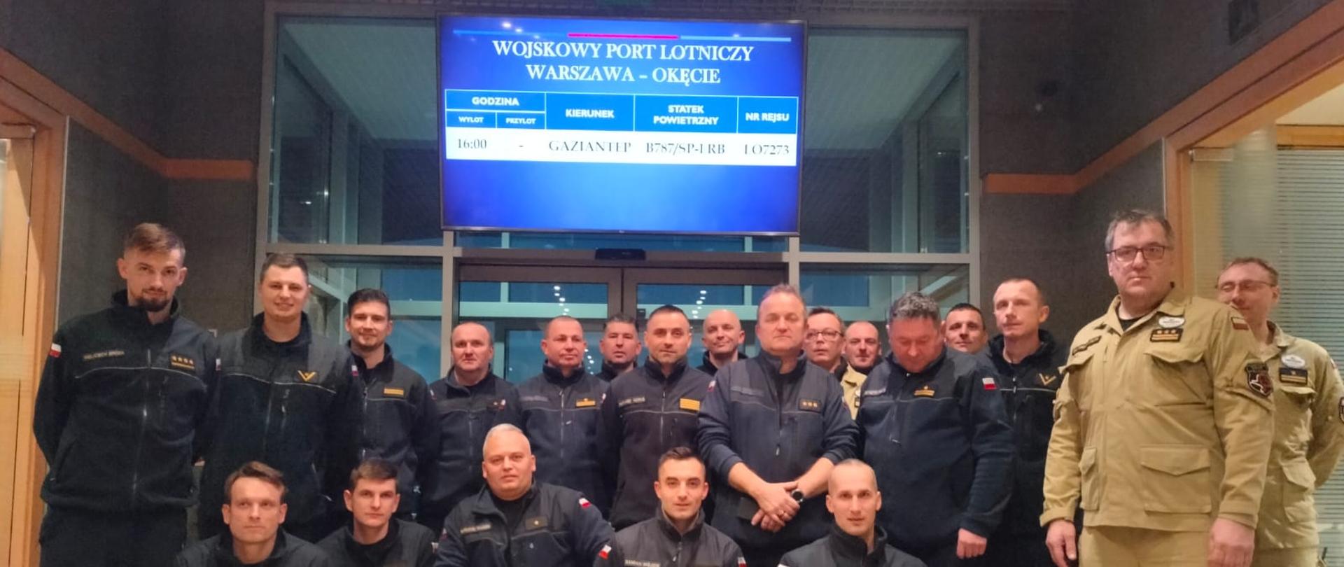 Grupa małopolskich strażaków na lotnisku.