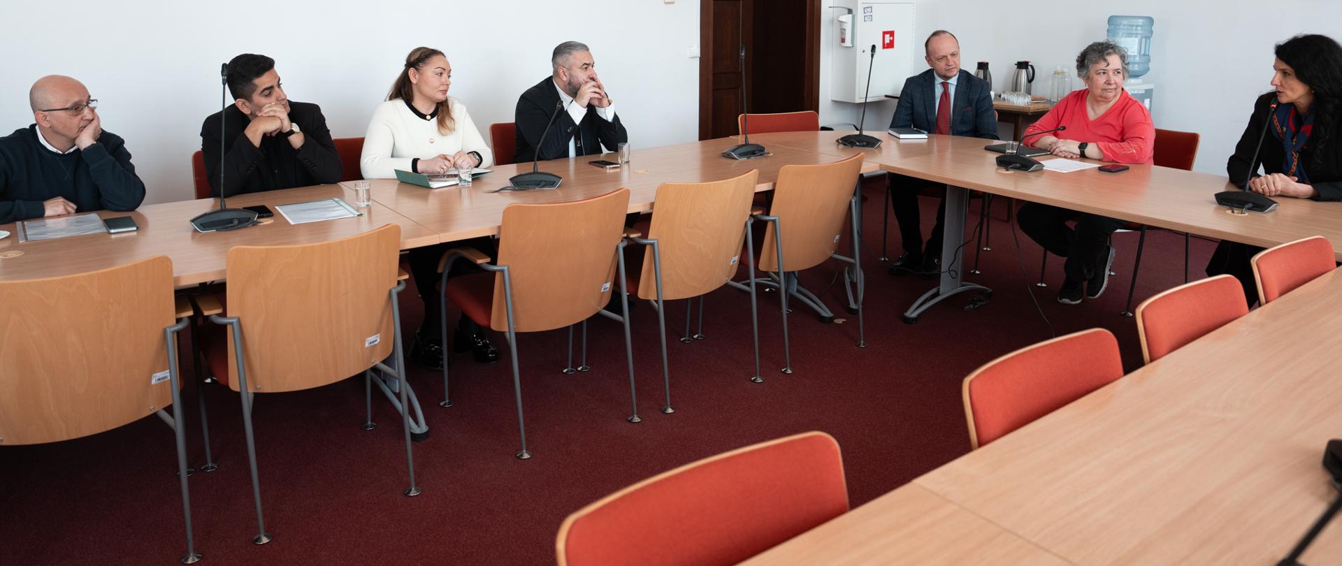 Wsparcie dla społeczności romskiej – kluczowe spotkanie w Dolnośląskim Urzędzie Wojewódzkim