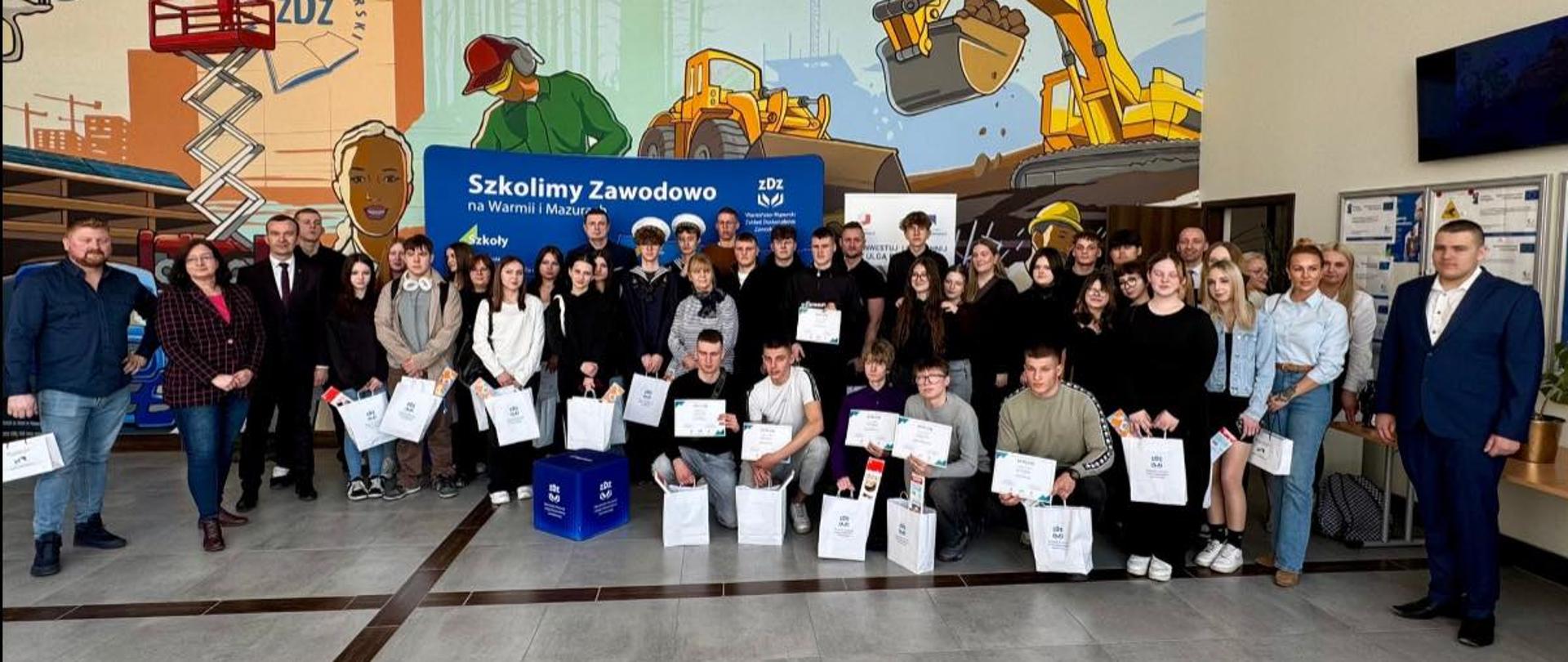 Grupa młodzieży pozuje do zdjęcia, w grupie pozujących jest również wicewojewoda