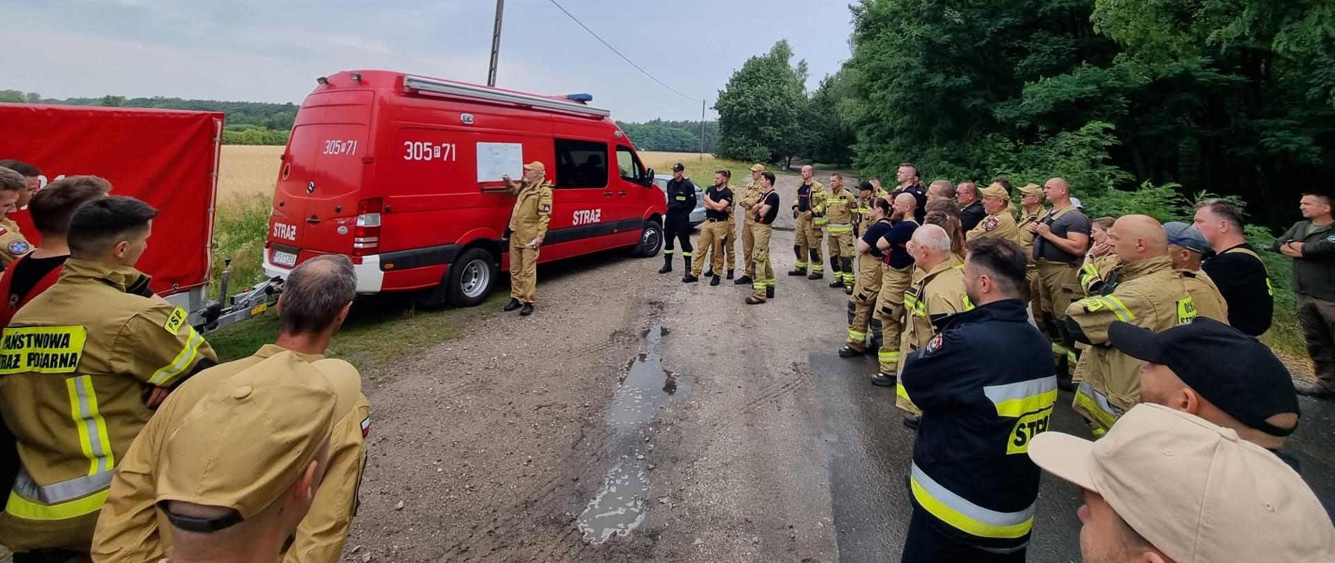 Dowódca JRG omawia założenia główne ćwiczeń