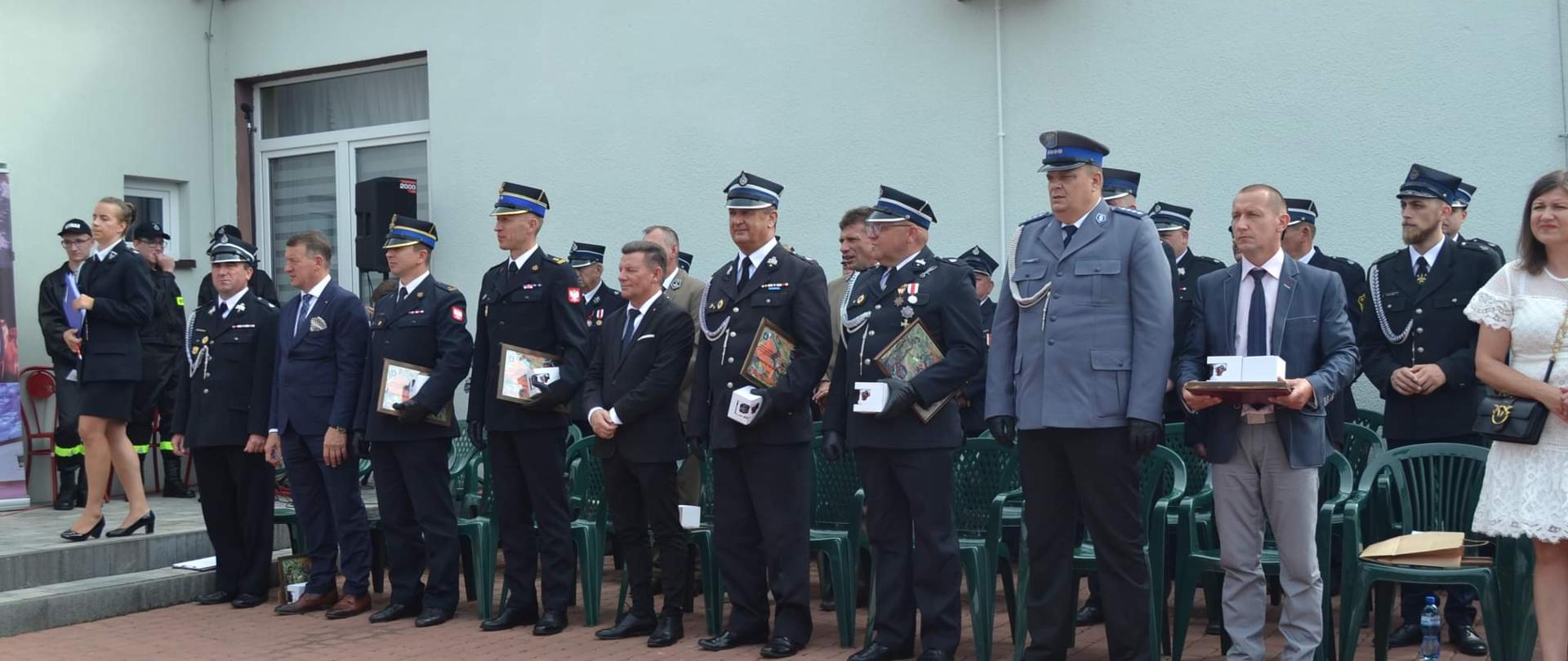 Zdjęcie przedstawia zaproszonych gościa na obchody 110-lecia OSP Brdów