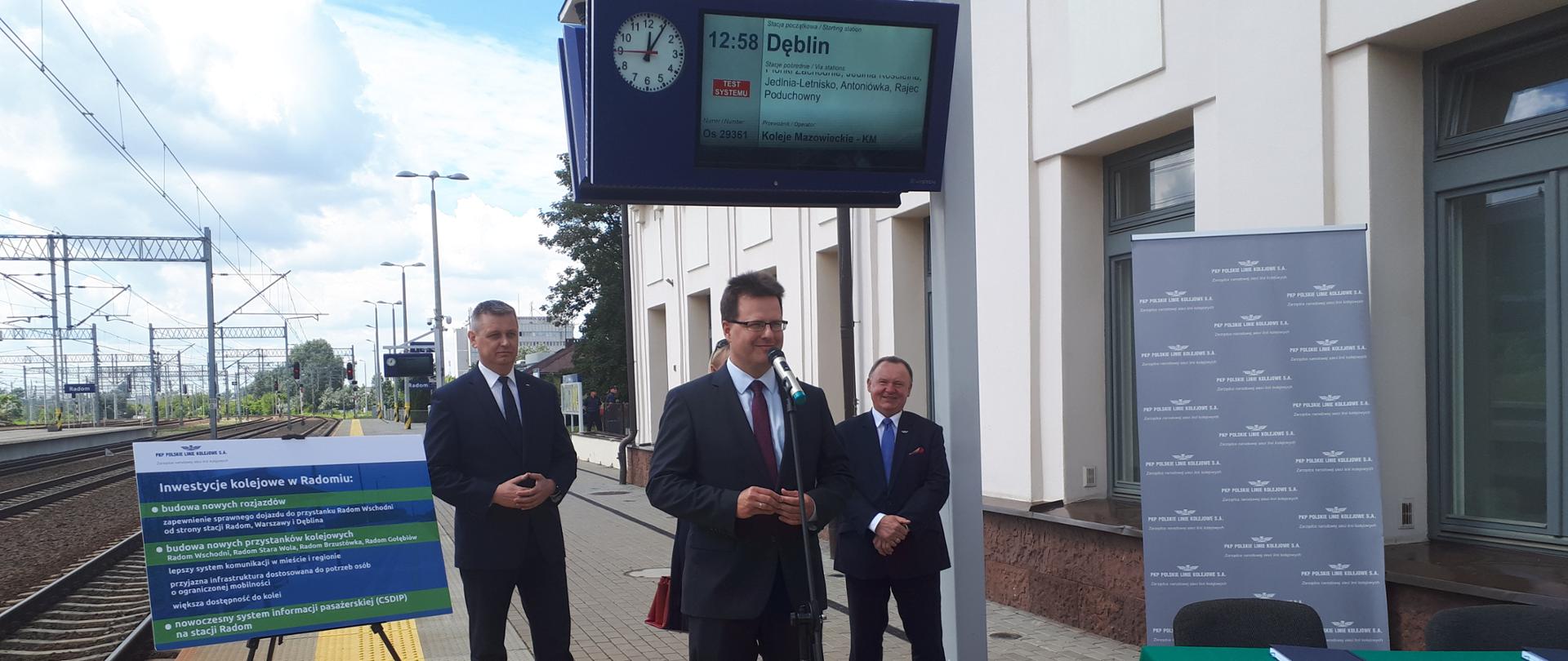 W obecności wiceministra infrastruktury Andrzeja Bittela PKP Polskie Linie Kolejowe SA podpisały umowę o wartości prawie 30 mln zł na budowę nowych rozjazdów na stacji Radom
