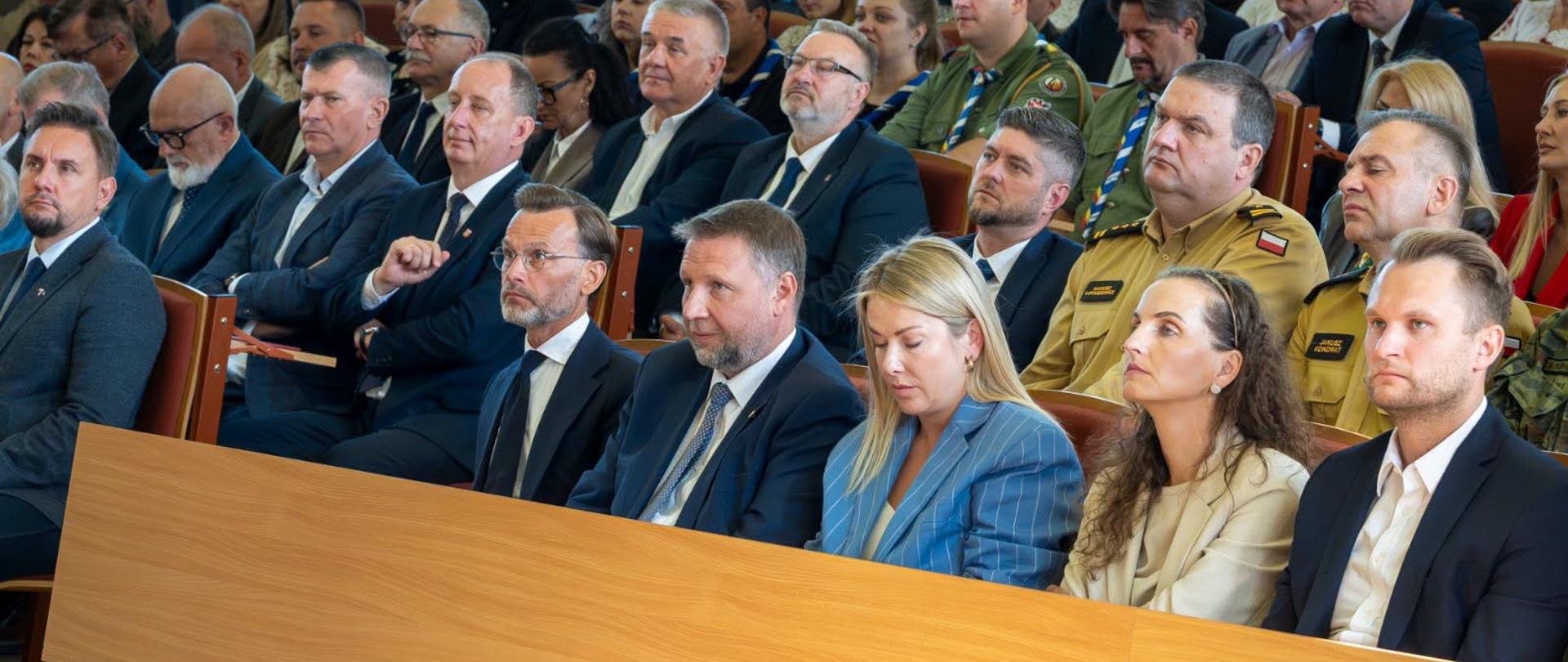 W Pierwszym Podlaskim Forum Odporności udział wziął st. bryg. Janusz Kondrat - podlaski komendant wojewódzki PSP wraz z zastępcą - st. bryg. Dariuszem Łukaszewiczem, a także przedstawiciele kadry kierowniczej i funkcjonariusze PSP z terenu województwa podlaskiego. - na zdjęciu sala gości uczestniczących w wydarzeniu. 