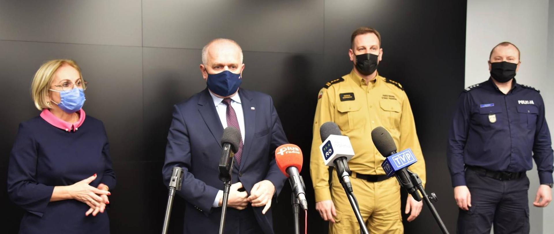 Wspólne zdjęcie uczestników konferencji - od lewej kurator oświaty, wojewoda, komendant wojewódzki PSP i komendant wojewódzki policji.