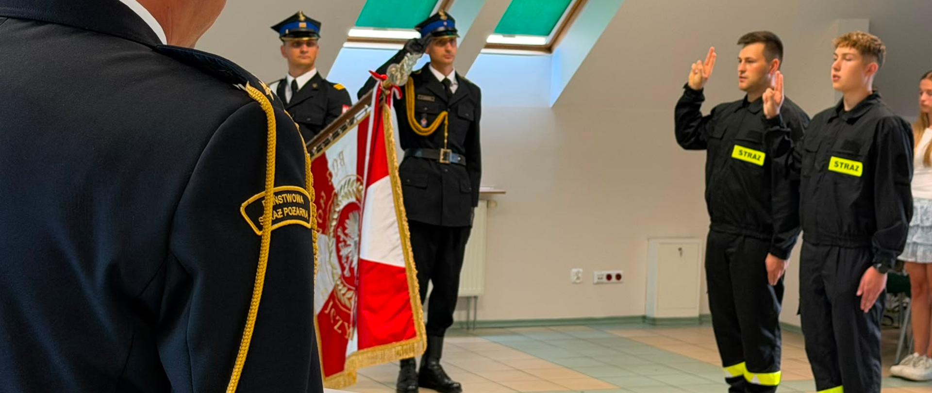 Uroczyste ślubowanie nowych strażaków
